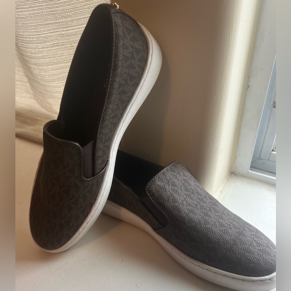 Michael Kors logo slip on sneaker. Size 7